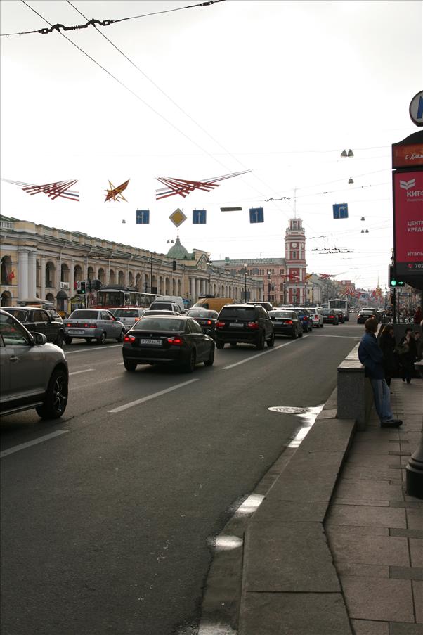 Den l�nga l�ga byggnaden till v�nster �r ett stort varuhus, Gostiny Dvor, mitt i centrum
