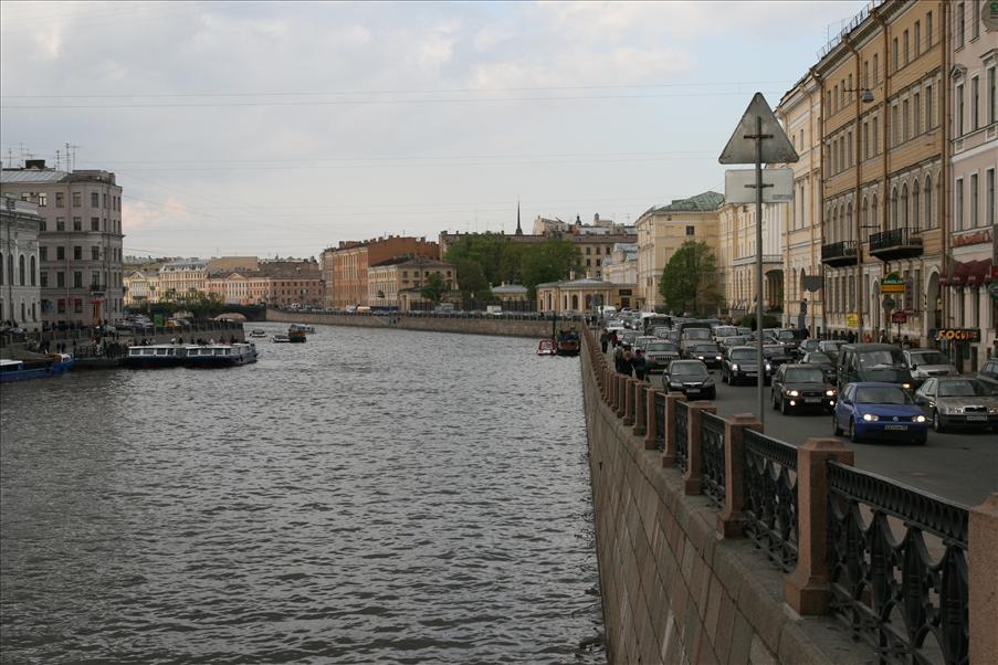 Vi ska g� l�ngs gatan till h�ger om kanalen till v�r restaurang d�r vi ska �ta middag. Kanalen �r den st�rsta och 