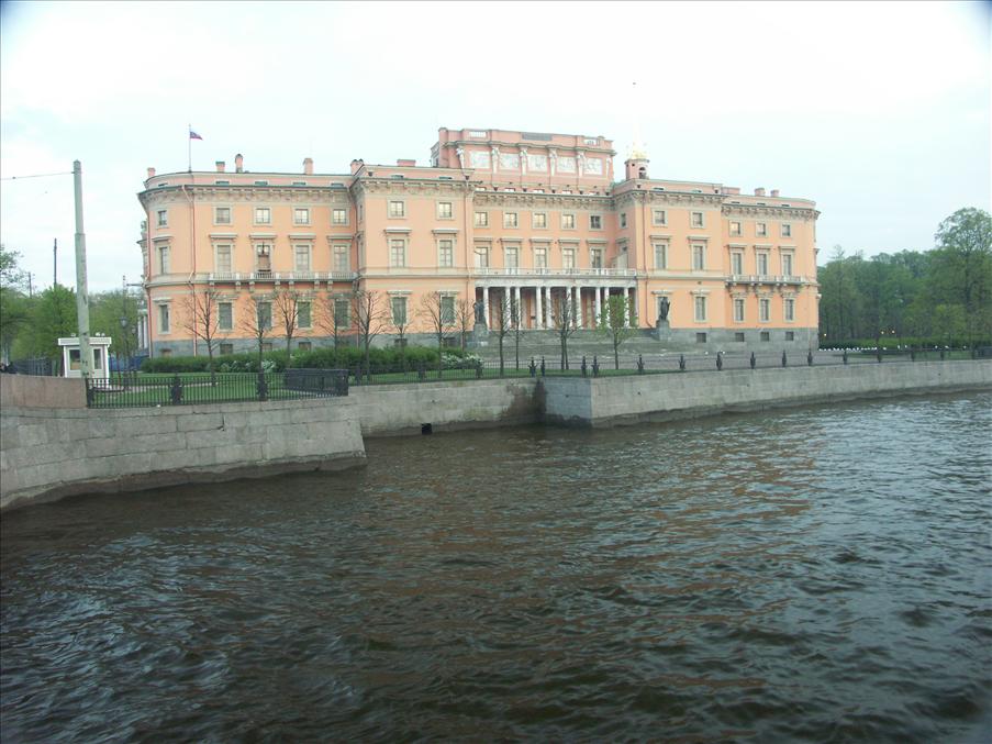 Det finns m�nga vackra byggnader h�r i S:t Petersburg