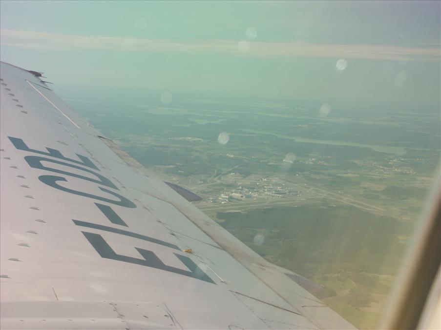 Vi l�mnar Arlanda som syns d�r nere