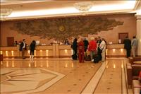 Dags f�r incheckning p� hotellet. OBS den sovjetiska v�ggprydnaden!