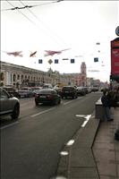Den l�nga l�ga byggnaden till v�nster �r ett stort varuhus, Gostiny Dvor, mitt i centrum