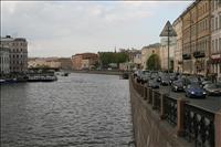 Vi ska g� l�ngs gatan till h�ger om kanalen till v�r restaurang d�r vi ska �ta middag. Kanalen �r den st�rsta och 