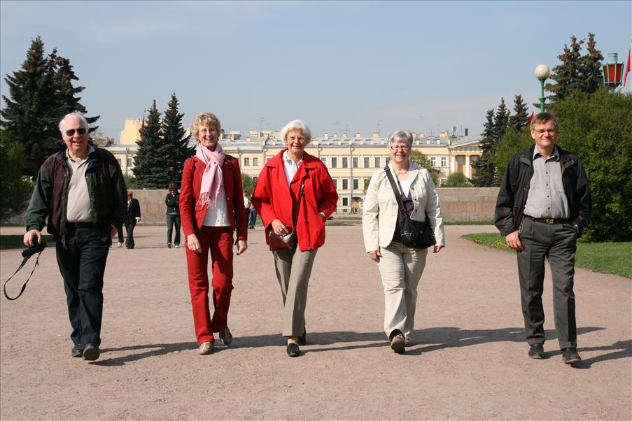 Turister p� v�g till bussen