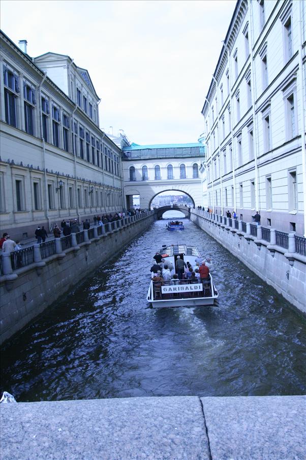 Det finns ett system av kanaler i staden