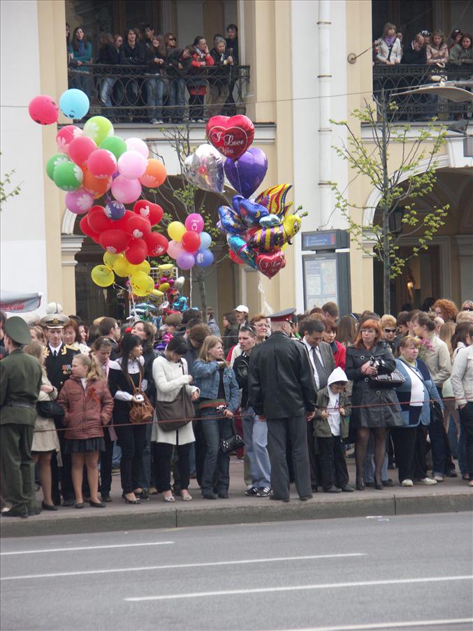 Mycket folk har samlats f�r att se marschen