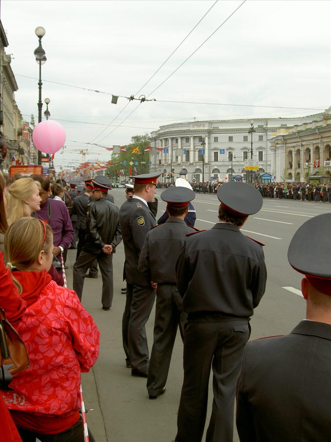 ...och m�nga uniformer var p� plats f�r att h�lla ordning