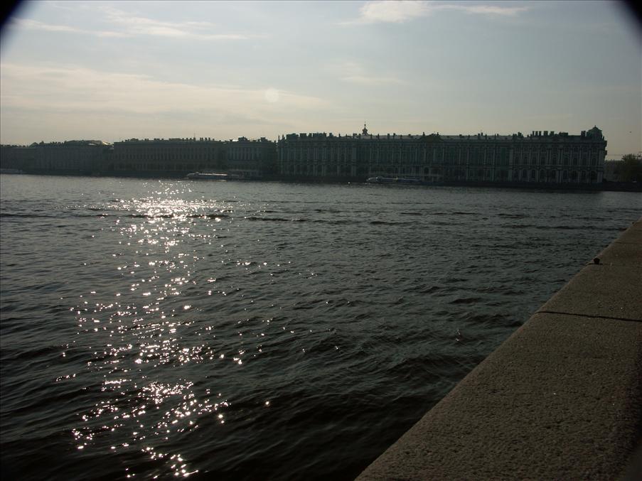 P� andra sida Nevafloden ligger Eremitaget