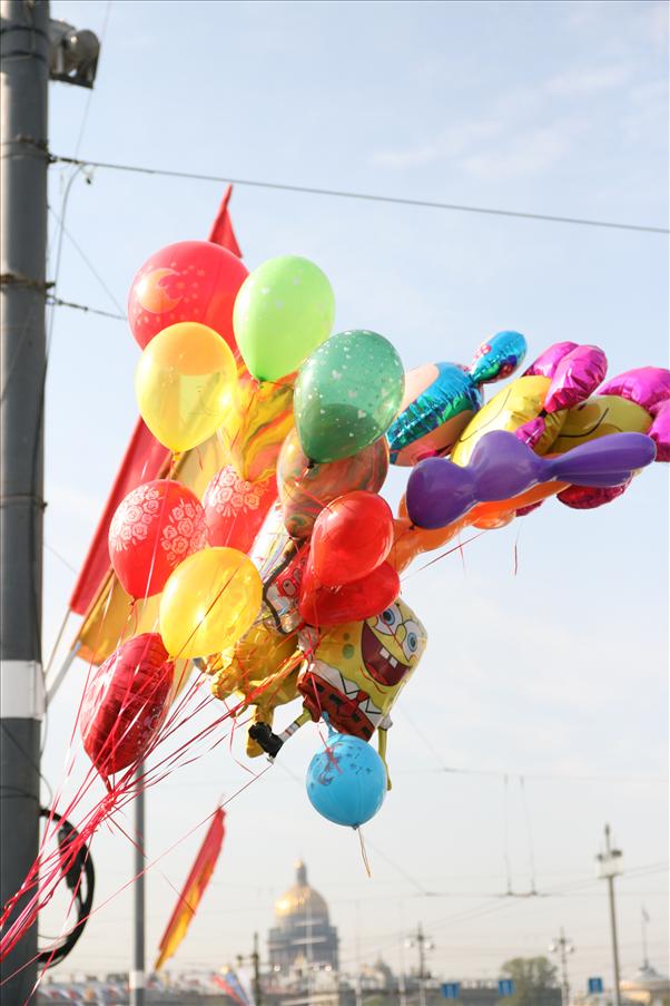 Idag �r det den 9 maj s� man firar slutet p� det stora patriotiska kriget med parader och barnen f�r ballonger