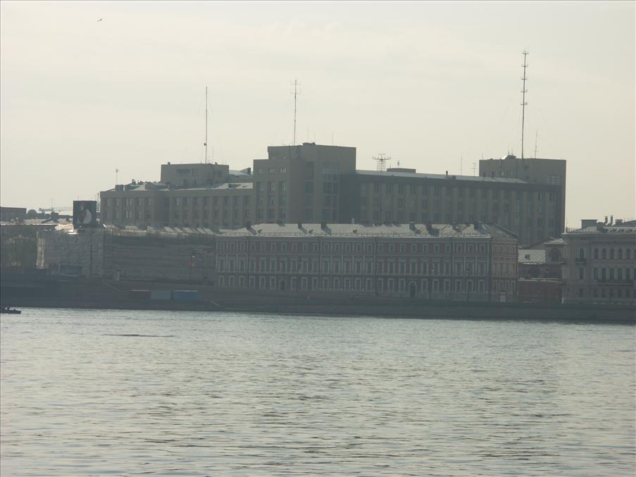 ...KGB (FSB)-huset p� andra sidan Neva