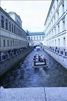 Det finns ett system av kanaler i staden