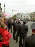 ...och m�nga uniformer var p� plats f�r att h�lla ordning