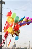 Idag r det den 9 maj s man firar slutet p det stora patriotiska kriget med parader och barnen fr ballonger