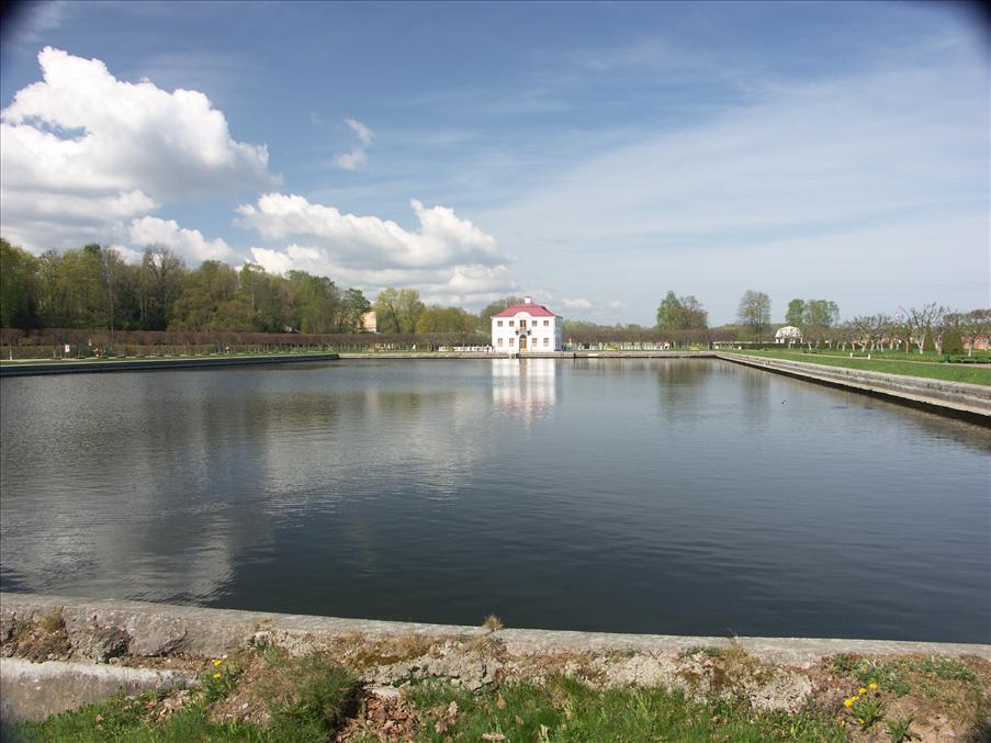 G�ststuga med fiskodningsdamm (f�rr) framf�r