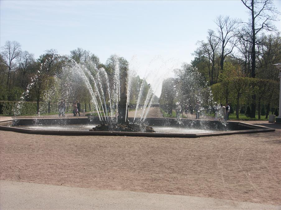 Denna font�n kallas Eva. Adam finns l�ngre bort.