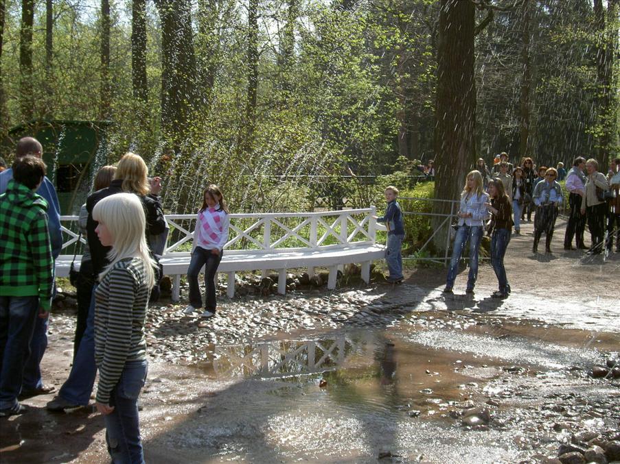 En av flera skojfont�ner. Bakom soffan sprutar pl�tsligt vattnet n�r man sitter och vilar sig eller n�r barnen springer f�rbi.