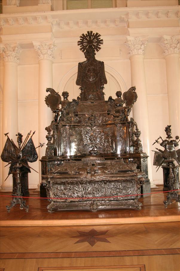 Gravmonument gjord i silver