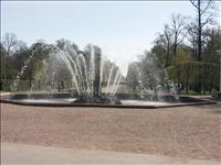 Denna font�n kallas Eva. Adam finns l�ngre bort.