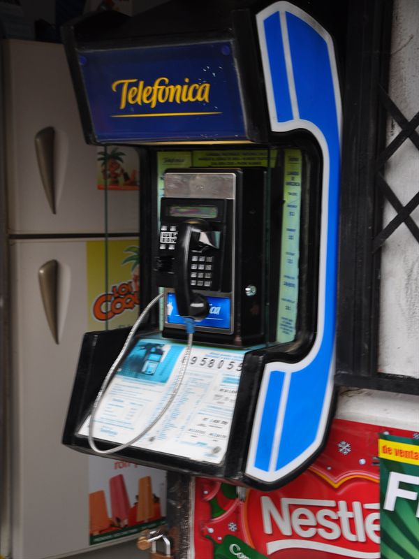 De flesta verkar ha mobiltelefoner, men det finns fortfarande telefonkiosker