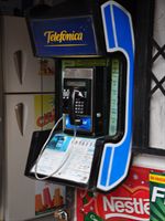 De flesta verkar ha mobiltelefoner, men det finns fortfarande telefonkiosker