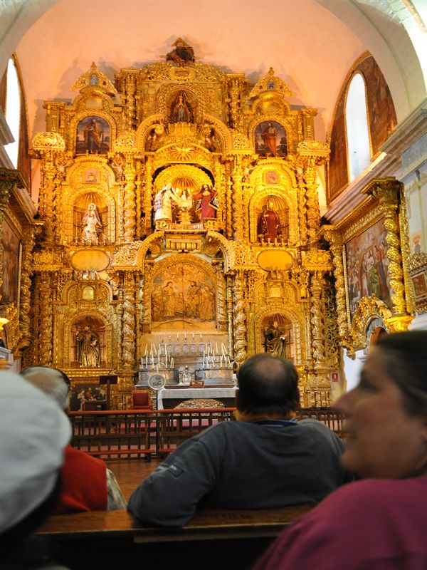Altaret av guld i katedralen i Cusco