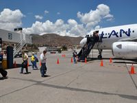 Vi har just landat i Cusco. Flygplatsen �r omgiven av berg.