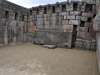 Ett tempel med altaret i mitten