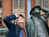 Kaianders och Sir John Betjeman ( Läs mer... ) beundrar tillsammans Barlow-taket i stationen