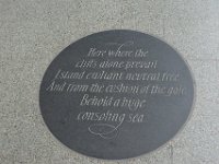 Små verser av Betjeman finns i golvet