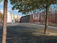 Muren finns kvar på några ställen, bl.a. här vid Berlin Nordbahnhof