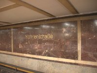 Besök i tunnelbanan, station Mohrenstrasse, där marmor från Hitlers rikskansli nu pryder väggarna.
