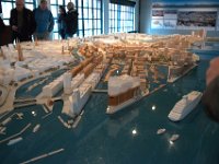 Modell som visar de nya byggnationerna. Elbphilharmonin närmast.