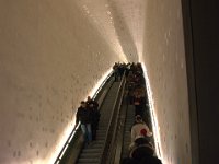 På väg in i Elbphilharmonihuset som också inhyser ett hotell och vanliga, men mycket dyra, lägenheter.
