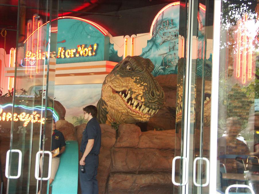 Vi Alamo plaza finns det dinosaurier...