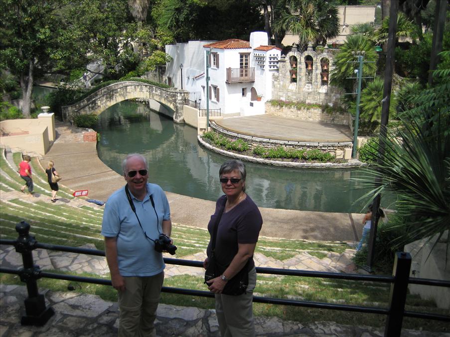Vid Riverwalk finns ocks� en amfiteater med scenen p� ena sidan kanalen och publiken p� den andra