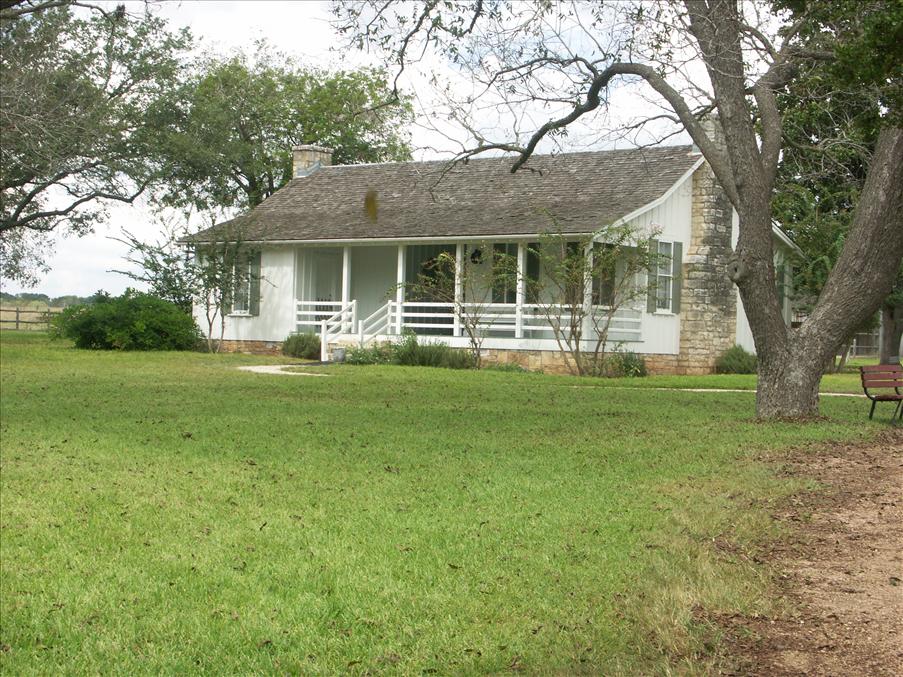 Vi tog en tur till LBJ Ranch, c:a 100 km norr om San Antonio. Detta �r en rekonstruktion av Lyndon Baynes Johnsons f�delsehus