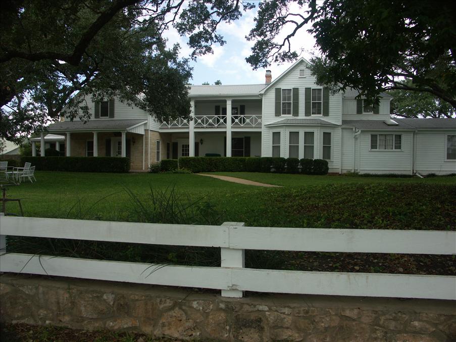 Det h�r huset kallas Texas vita hus. H�r bodde presidenten n�r han var p� bes�k i Texas. Det var han ganska ofta.