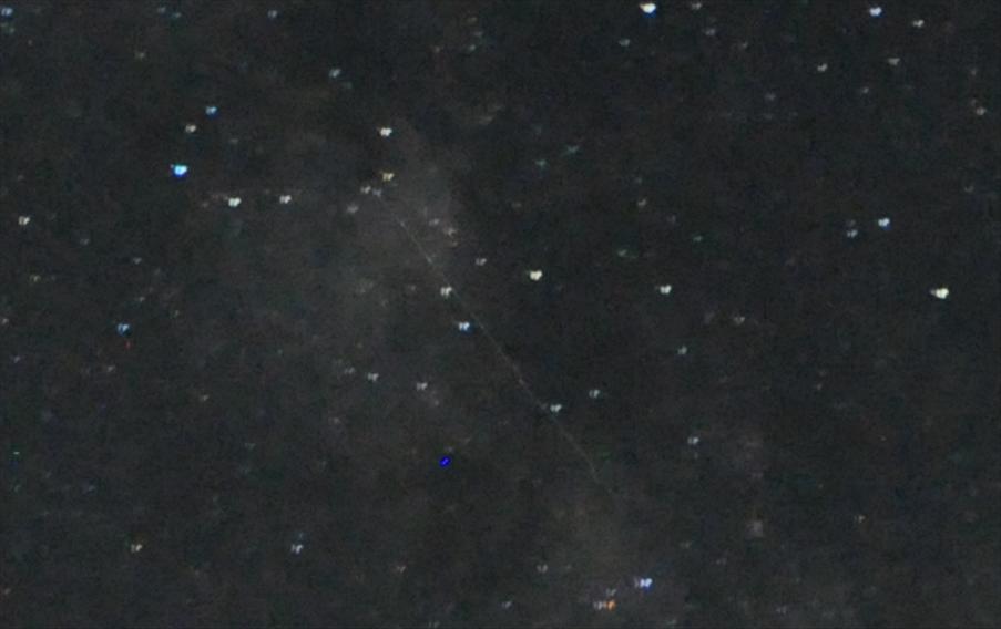 Om man tittar nog p� f�reg�ende bild kan man uppt�cka ett sp�r som ser ut s� h�r i f�rstoring. Det finns ungef�r i mitten av bilden en tredjedel nerifr�n. Det b�r vara en satellit.