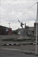 Stopp i Choyr d�r det finns en staty �ver den f�rste mongoliske astronaten
