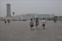 Himmelska Fridens torg (Tiananmen square) �r j�ttestort!