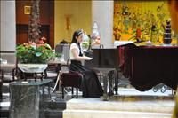 Hon spelade i lobbyn p� det hotell d�r operan visades