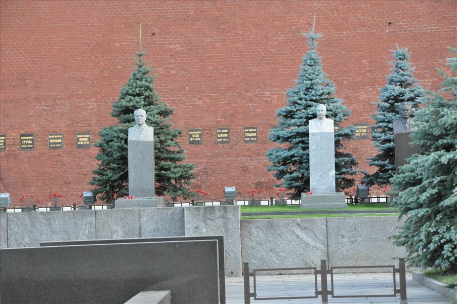 Intill mausoleet ligger ber�mdheter begravda