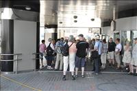 Vi v�ntar p� v�r buss som ska ta oss till Kreml