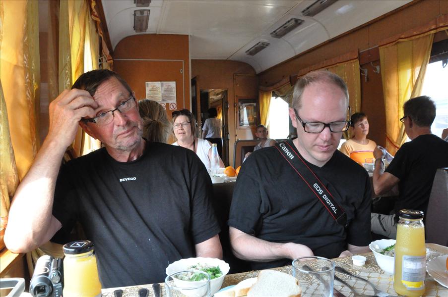 Vi delar bord med Kurt och Stefan