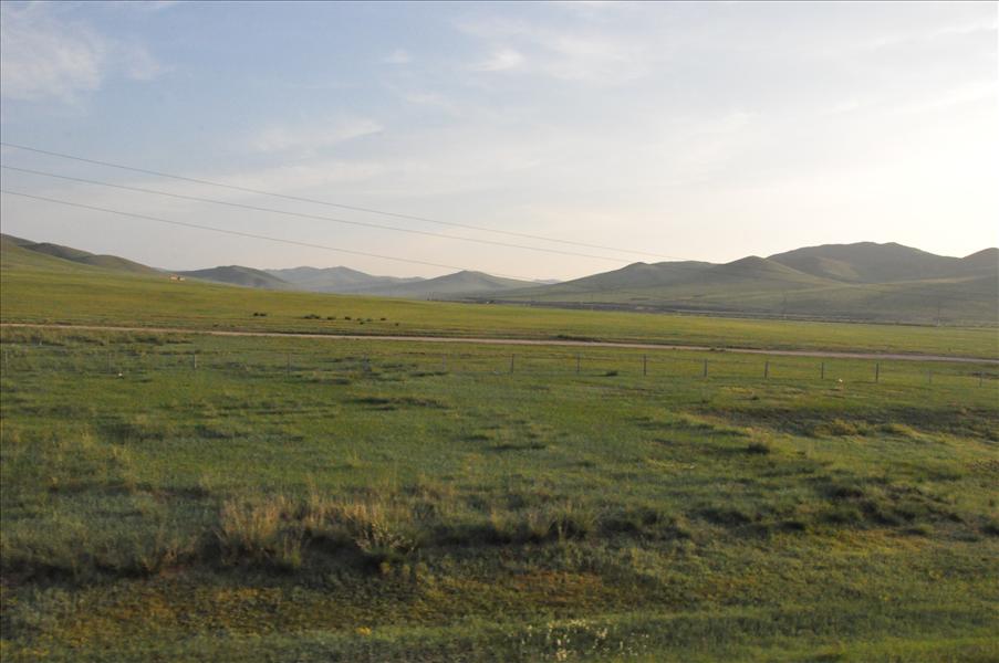 Nu �r vi i Mongoliet. Landskapet �r nu hel f�r�ndrat - h�r verkar det inte finnas n�gra tr�d. Det fick min amerikanske kup�granne att st�lla fr�gan: 