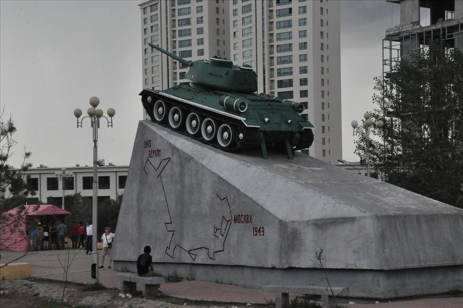 H�r ska vi ta oss upp c:a 400 trappsteg. Vid basen detta monument. Kartan visar hur den r�rt sig under kriget fr�n Moskva till Berlin.