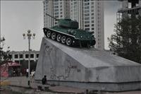 H�r ska vi ta oss upp c:a 400 trappsteg. Vid basen detta monument. Kartan visar hur den r�rt sig under kriget fr�n Moskva till Berlin.