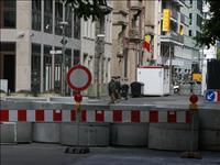 Amerikanska ambassaden har skaffat sig en egen liten Berlin-mur. Dock tycker Gran E att skylten r lite verfldig