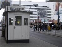 Den Vsttyska sidan av Checkpoint Charlie. Kuren str kvar och det gr ven  en skylt som berttar att man hller p att lmna vst fr att g in i st.