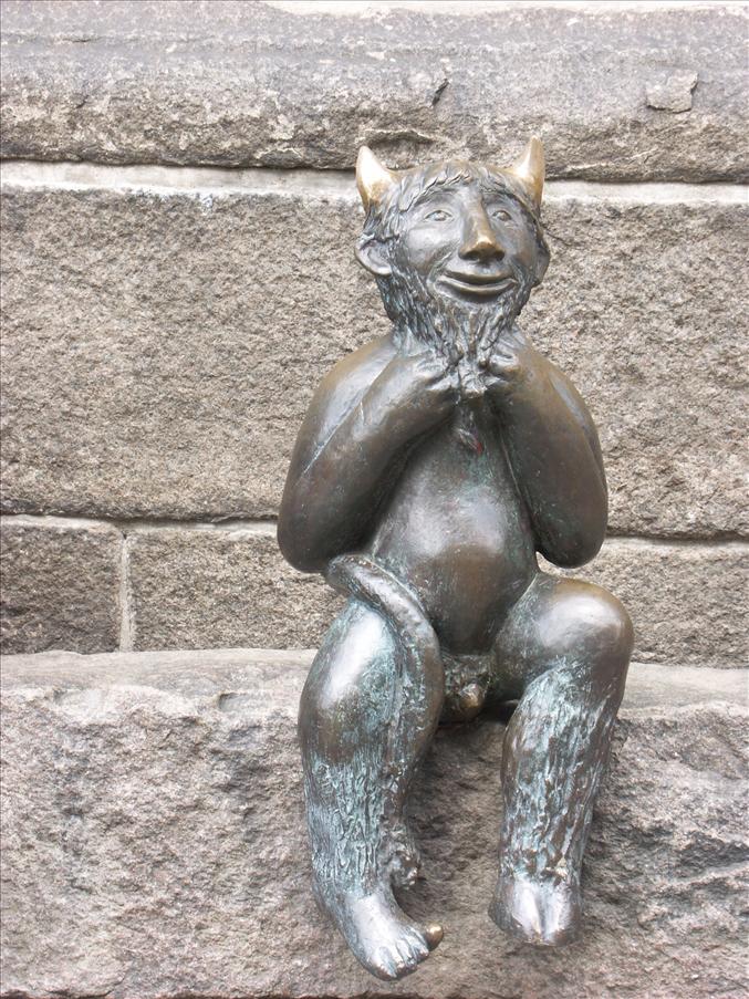 Dj�vulen utanf�r kyrkan